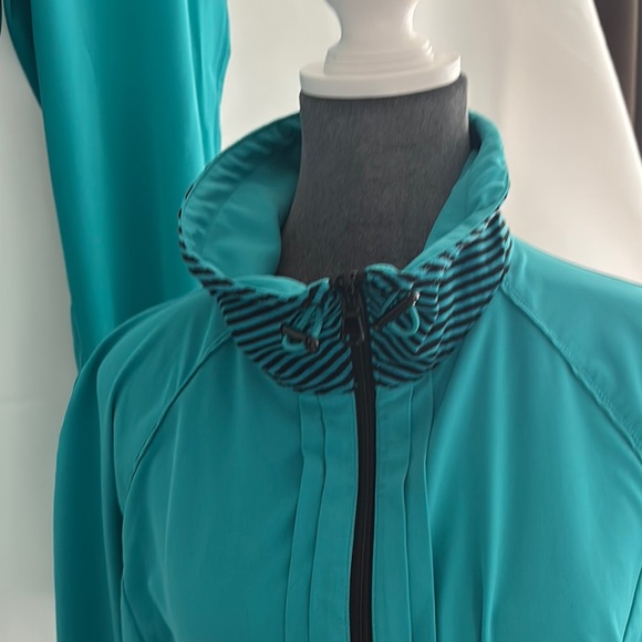 Chicos Zenergy 2 Piece Teal Suit. Jacket Size 2; Ankle Length Pants (Size 1.5) - Picture 3 of 3